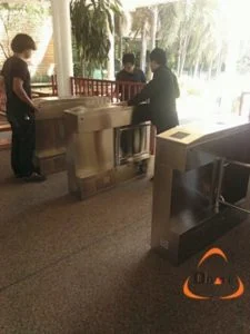 ประตูกั้นสามขา ณ โรงเรียนปลูกปัญญา
