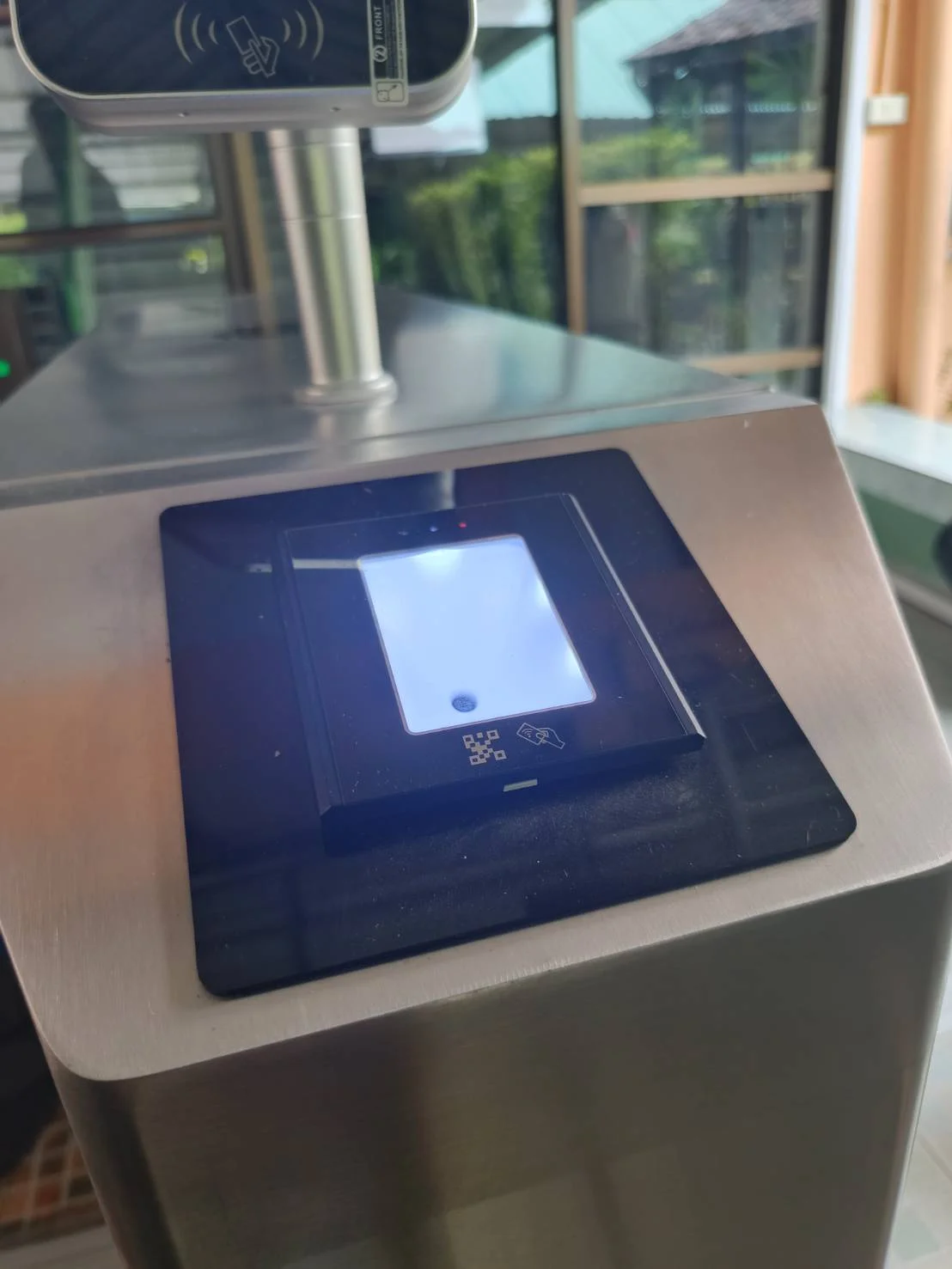 เครื่องอ่านบัตร RFID และ QR Code แบบตั้งโต๊ะ