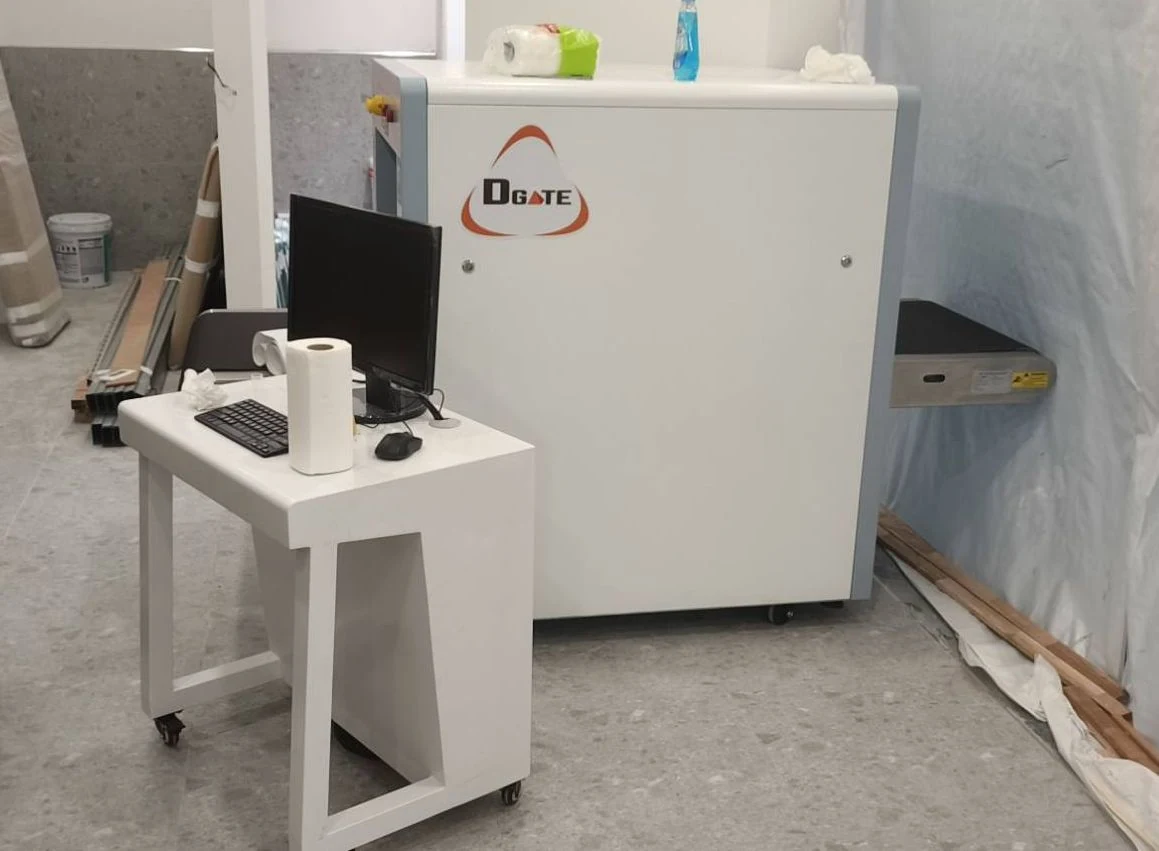 เครื่อง X-Ray สแกนกระเป๋า DGATE รุ่น 65x50 ติดตั้งจริงที่สนามบินภูเก็ต มุมมองรวมพร้อมโต๊ะควบคุม