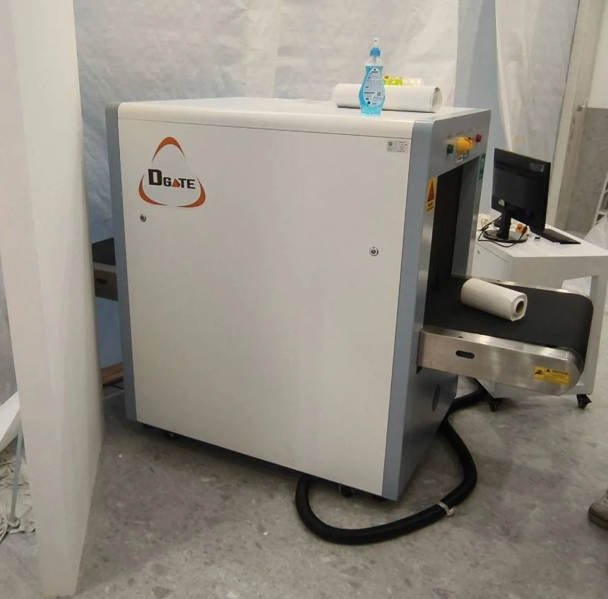 เครื่อง X-Ray สแกนกระเป๋า DGATE รุ่น 65x50 ติดตั้งจริงที่สนามบินภูเก็ต โลโก้ DGATE บนตัวเครื่อง