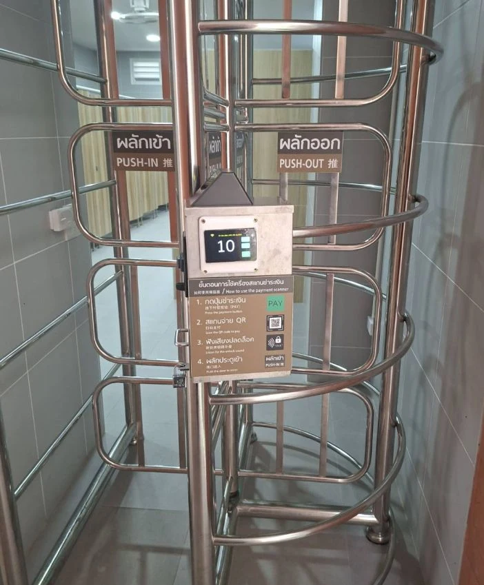 เครื่องกั้นเข้าห้องน้ำ Full Height พร้อมเครื่องสแกน QR PromptPay หน้างานจริง